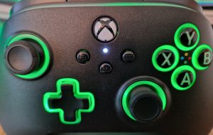 این کنترلر Xbox ممکن است محکم ترین من تا به حال آزمایش کرده ام و آیا ذکر کردم که دارای یک حلقه رایگان از روشنایی RGB است؟