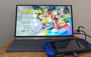 با قیمت 10 دلار کمتر از Mario Kart World ، می توانید این مانیتور قابل حمل را برای سوئیچ 2 خود خریداری کنید و دوستان خود را در باغ مسابقه دهید